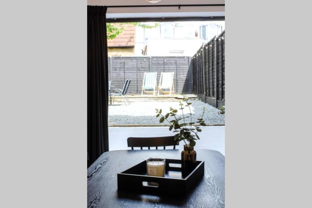 Chic Beach Getaway Margate Exterior photo